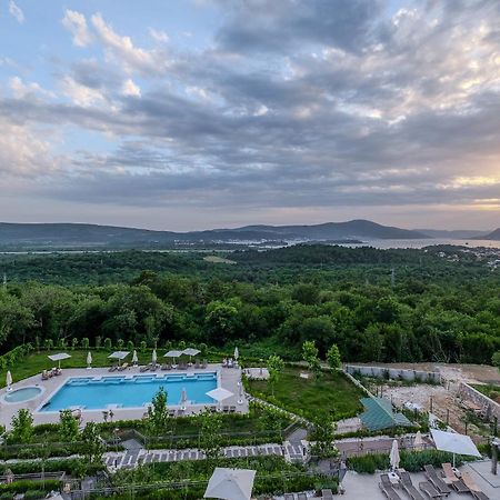Montenegro Lodge Kavač Buitenkant foto View of the resort