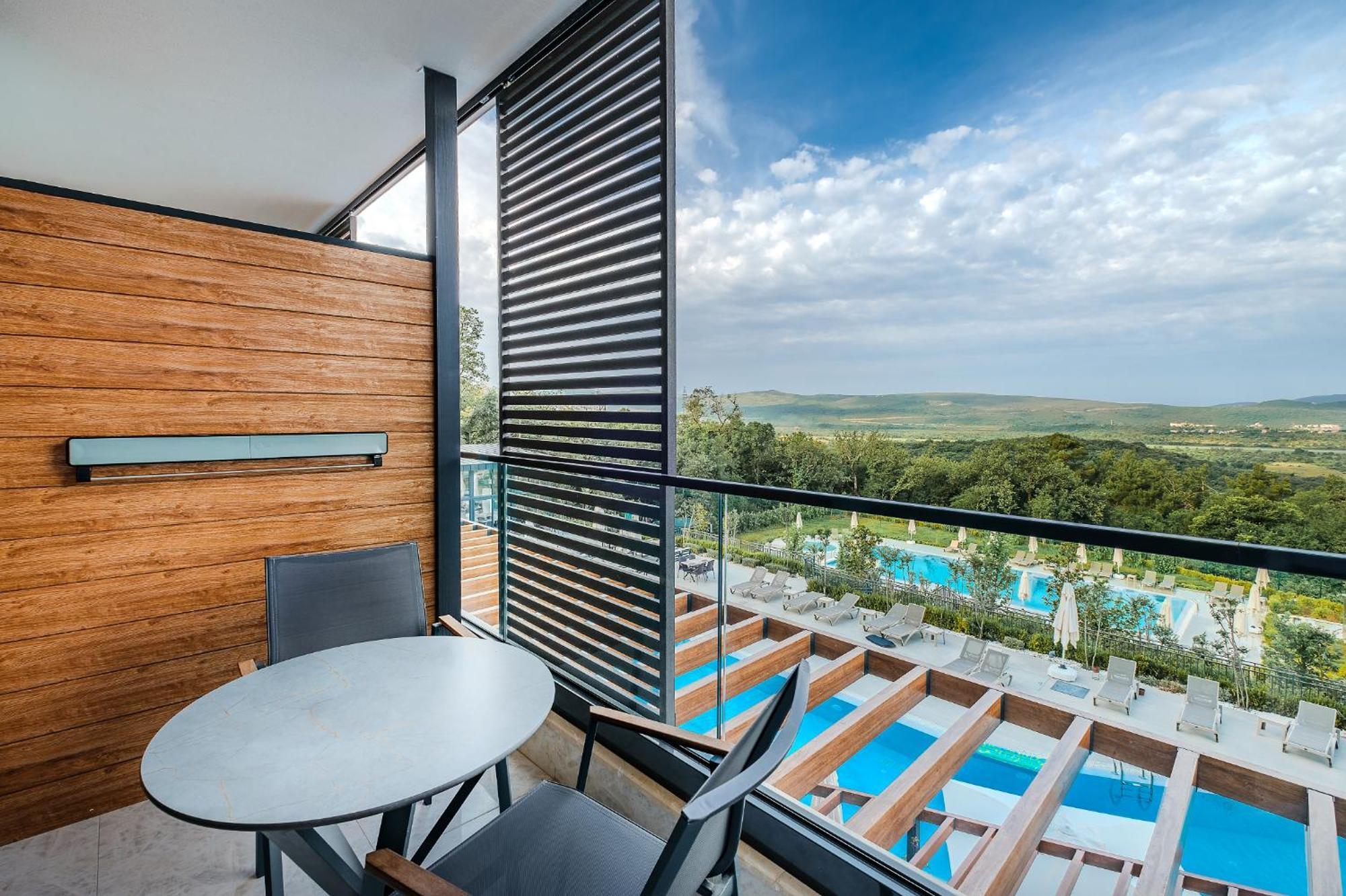 Montenegro Lodge Kavač Kamer foto Balcony of a suite at the Hilton Athens