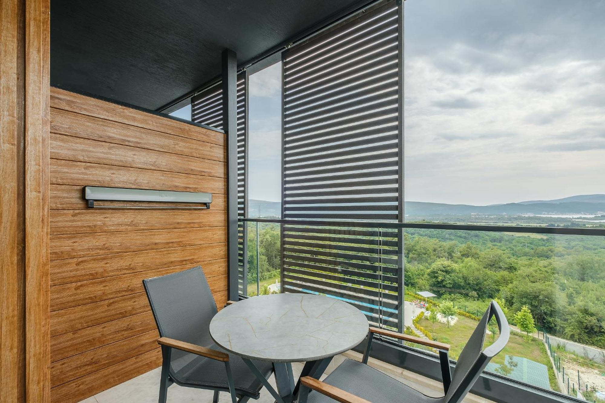 Montenegro Lodge Kavač Kamer foto Balcony of a suite