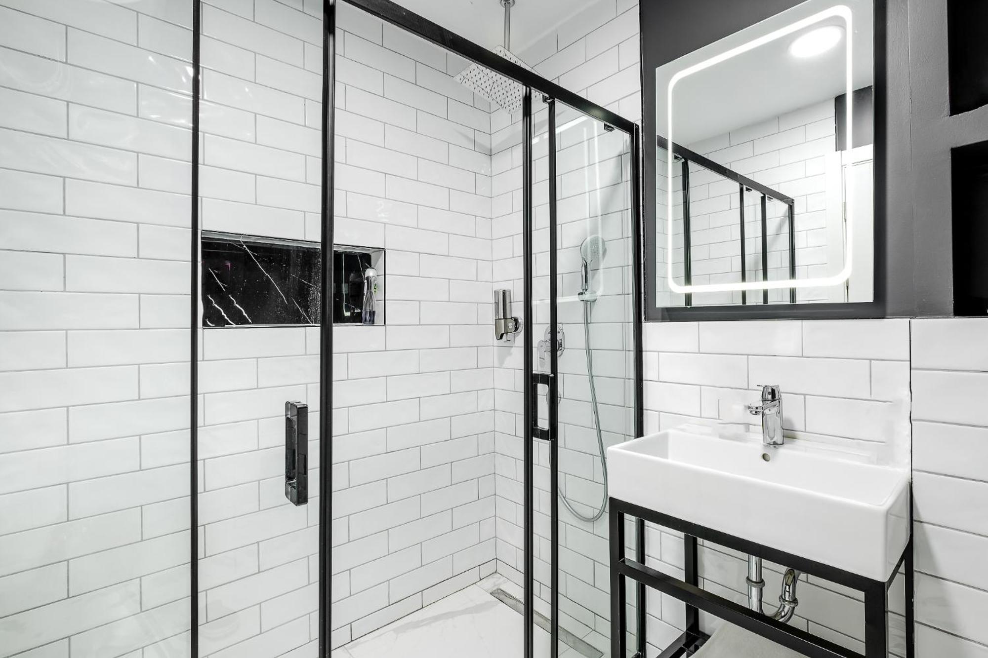 Montenegro Lodge Kavač Kamer foto A shower enclosure
