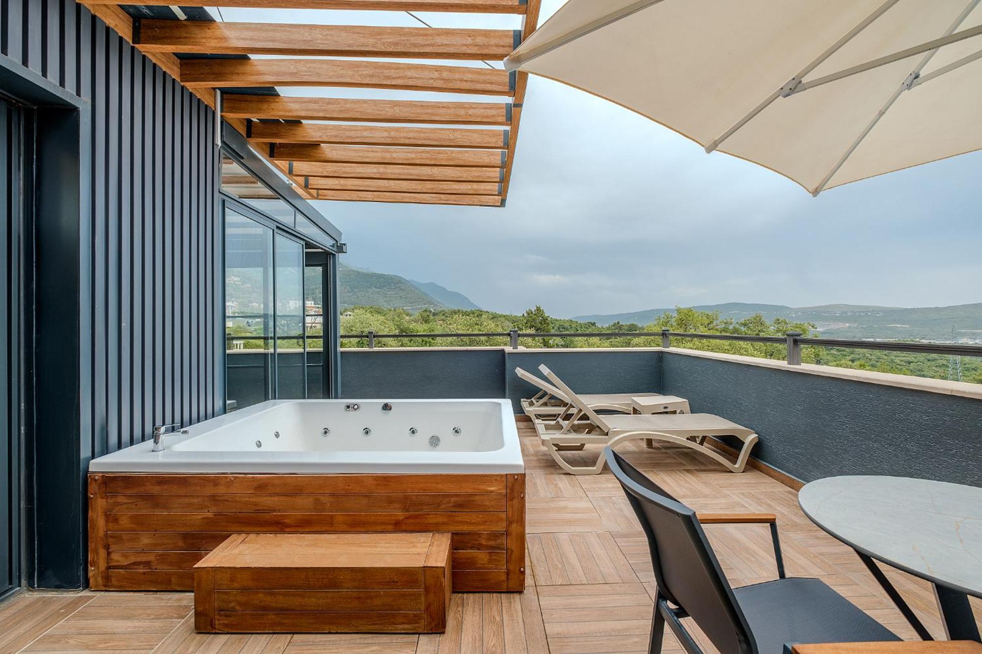 Montenegro Lodge Kavač Kamer foto Rooftop terrace with a hot tub