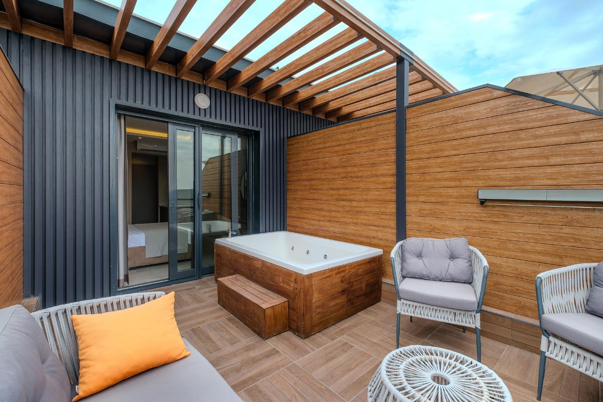 Montenegro Lodge Kavač Kamer foto A rooftop jacuzzi