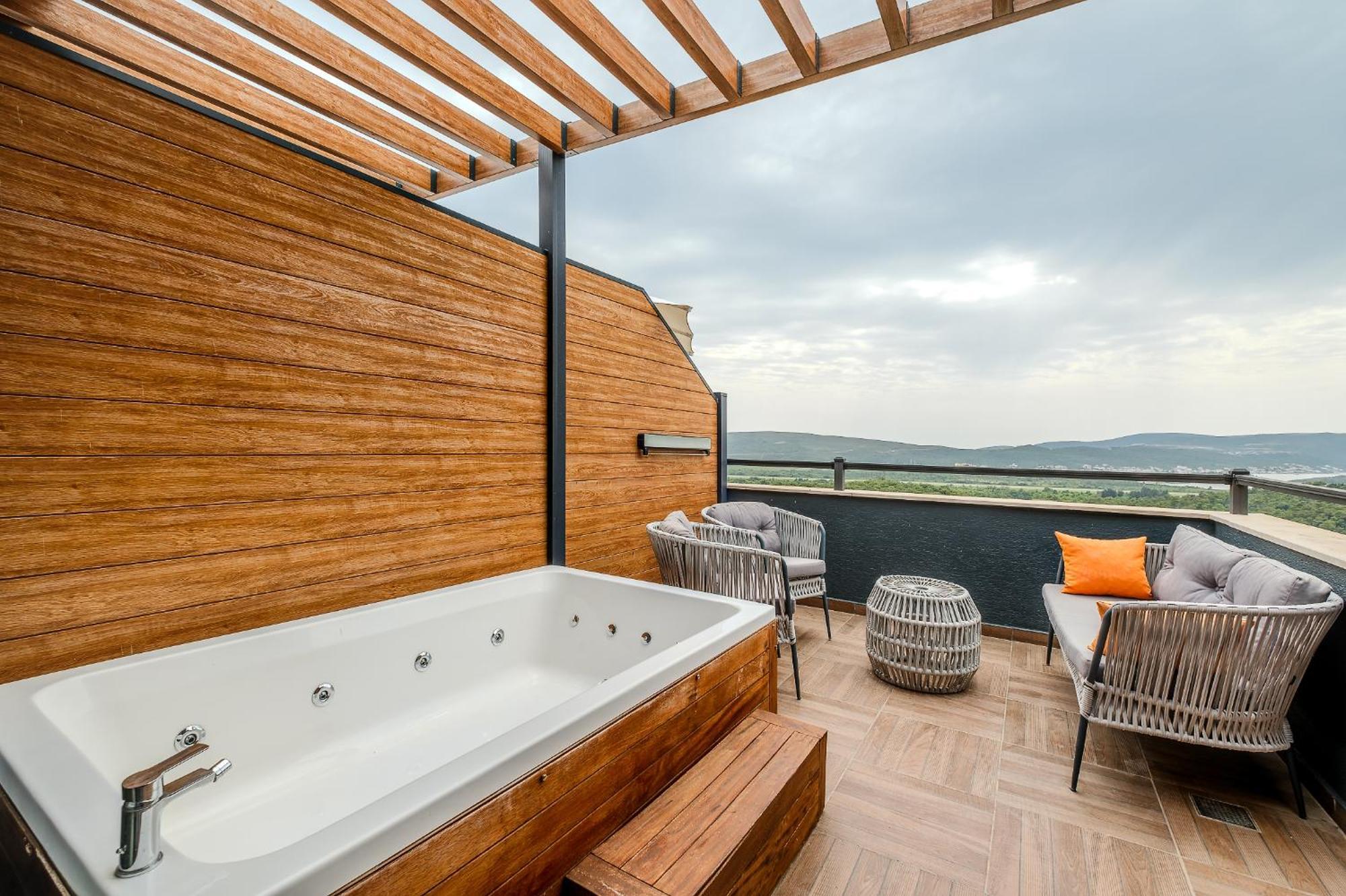 Montenegro Lodge Kavač Kamer foto A rooftop spa