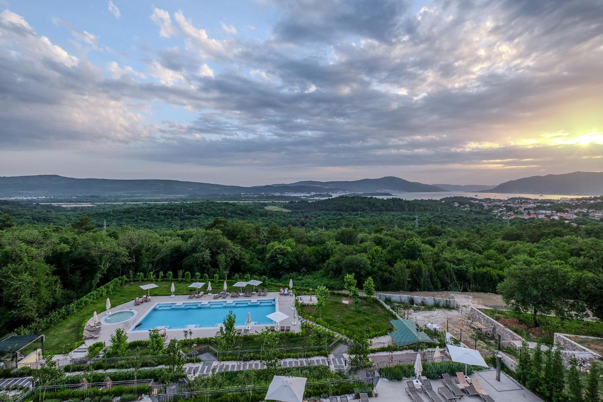 Montenegro Lodge Kavač Buitenkant foto View of the resort