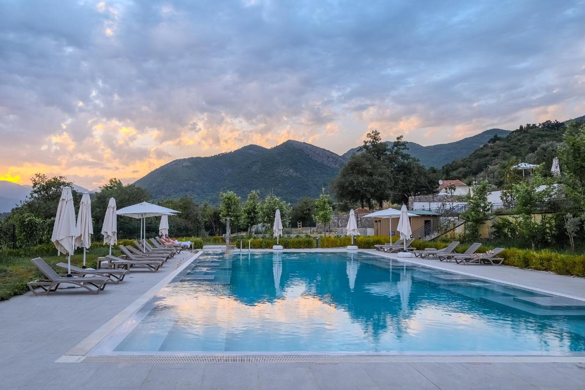 Montenegro Lodge Kavač Buitenkant foto The swimming pool at the hotel