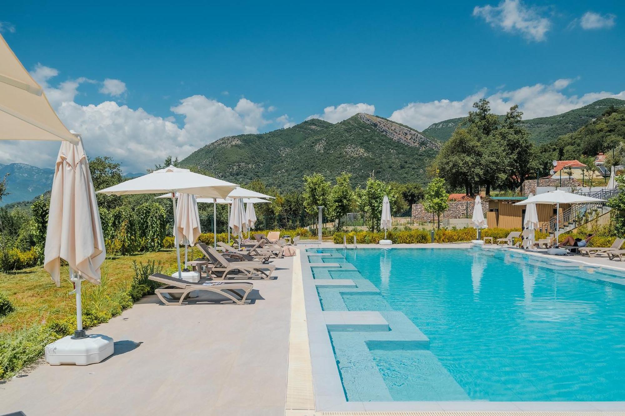 Montenegro Lodge Kavač Buitenkant foto The swimming pool at the hotel