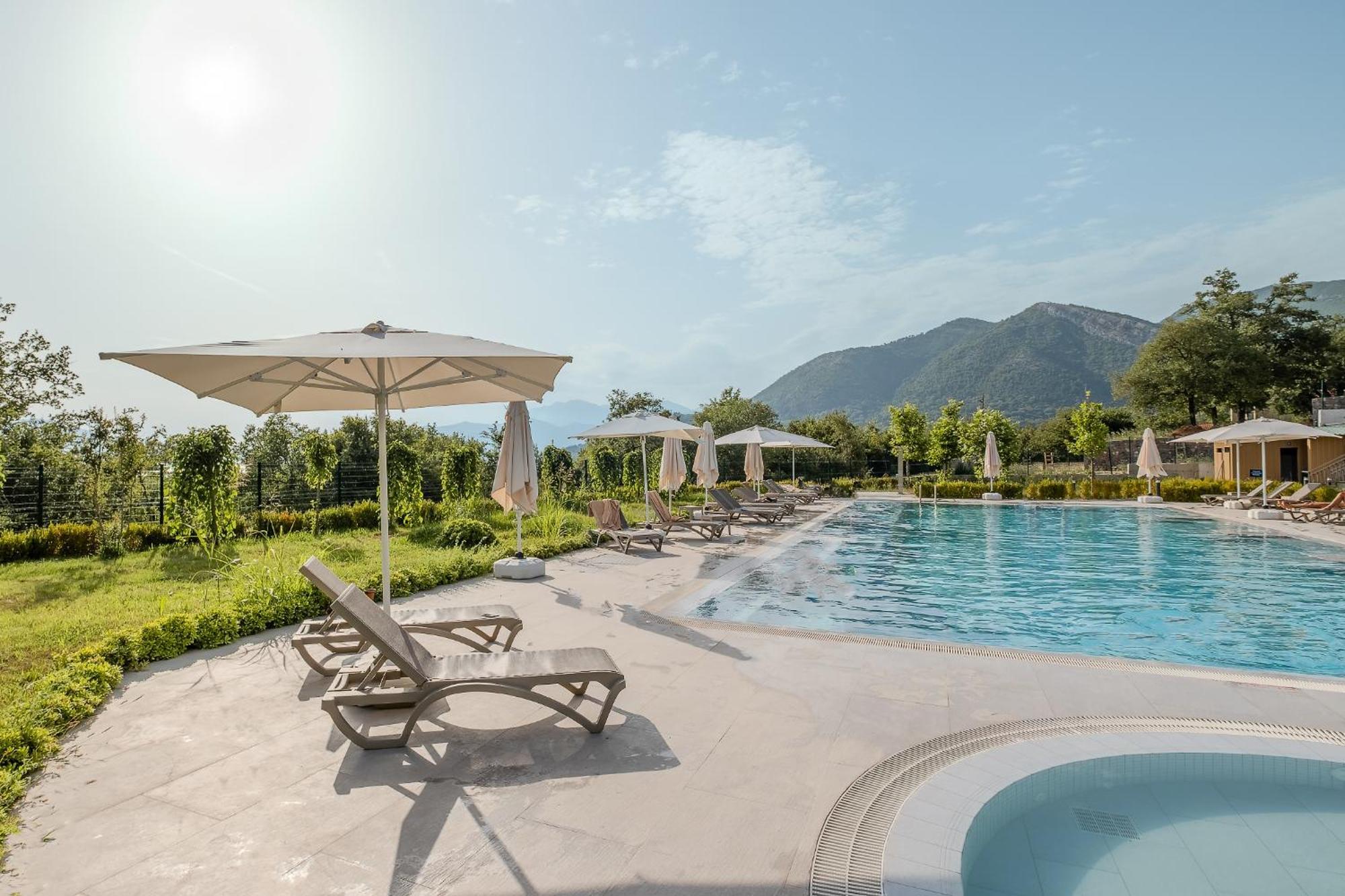 Montenegro Lodge Kavač Buitenkant foto The swimming pool at the hotel