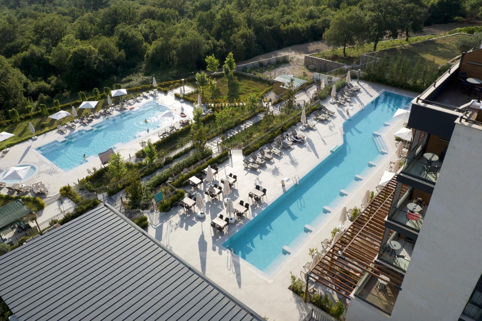 Montenegro Lodge Kavač Buitenkant foto The swimming pool at the Hotel