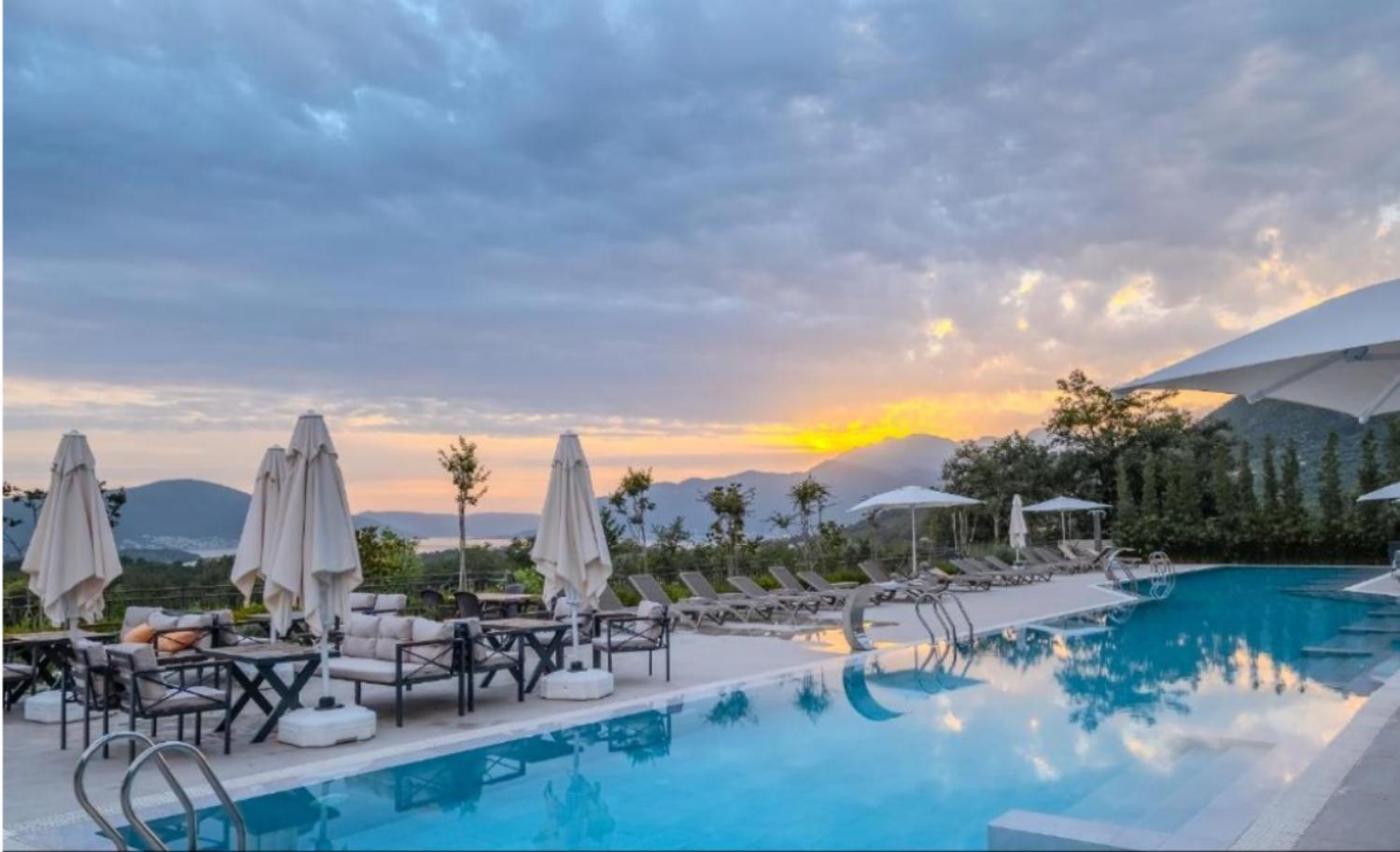 Montenegro Lodge Kavač Buitenkant foto Sunset at the hotel